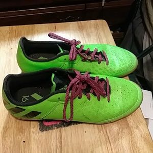 Indoor soccer cleats